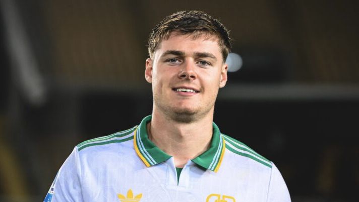LECCE, ITALY - JANUARY 06: Evan Ferguson of AS Roma poses with the trophy of player of the match after the Serie A match between US Lecce and AS Roma at Stadio Via del Mare on January 06, 2026 in Lecce, Italy. (Photo by Fabio Rossi/AS Roma via Getty Images) I voti di Lecce-Roma al fantacalcio: la decisione su Soulé! Ferguson come Dovbyk, per Dybala e Camarda… - immagine 1