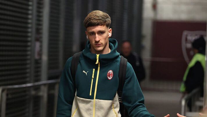 TURIN, ITALY - DECEMBER 08: Alexis Saelemaekers of AC Milan arrives before the Serie A match between Torino FC and AC Milan at Stadio Olimpico di Torino on December 08, 2025 in Turin, Italy. (Photo by Claudio Villa/AC Milan via Getty Images) ULTIM’ORA – Saelemaekers si lega al Milan: chiuso l’accordo per il rinnovo con adeguamento - immagine 1