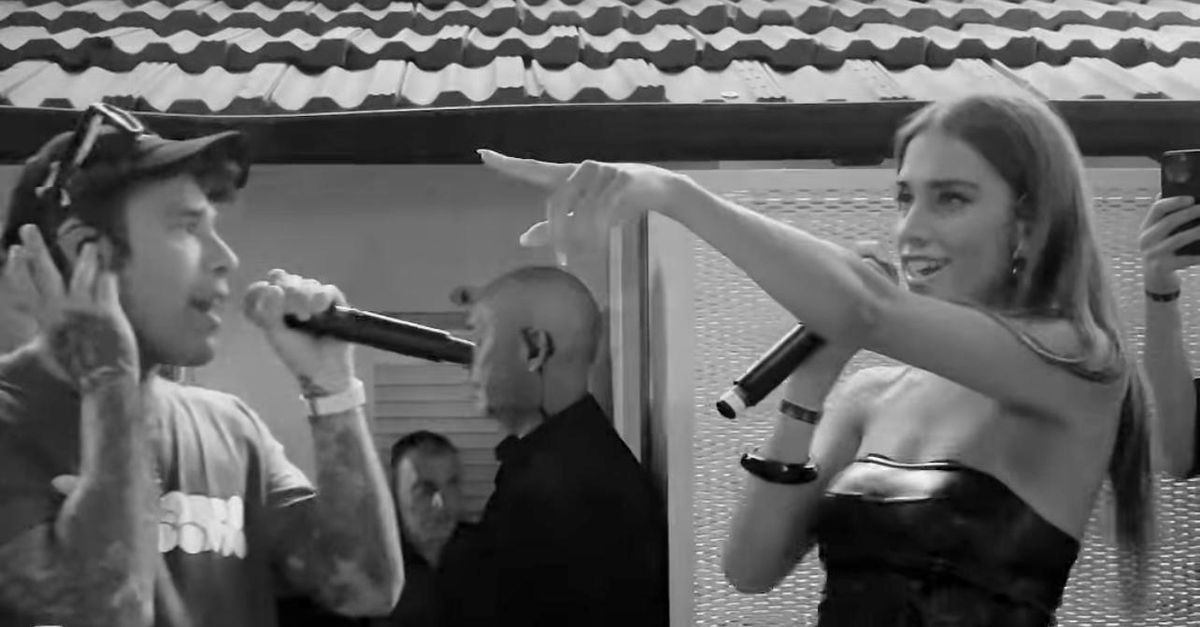 Clara a Vanity Fair: “Sono single e non da molto. Gossip su Fedez? Mi infastidiscono solo…”