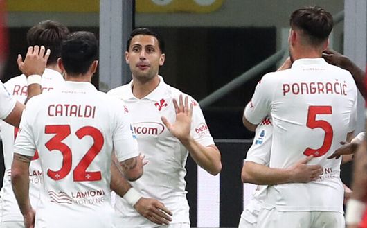 MILAN, ITALY - APRIL 05: Players of Fiorentina celebrate after Malick Thiaw of AC Milan (not pictured) concedes an own goal, resulting in the first goal for Fiorentina, during the Serie A match between AC Milan and Fiorentina at Stadio Giuseppe Meazza on April 05, 2025 in Milan, Italy. (Photo by Marco Luzzani/Getty Images) Palladino e il tabù delle piccole: Europa o Champions, adesso viene il bello- immagine 2