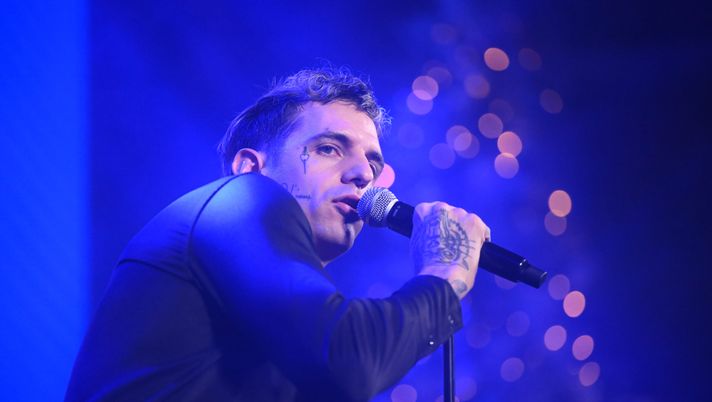 MILAN, ITALY - DECEMBER 13: Achille Lauro sings a song during the FC Internazionale Christmas Dinner on December 13, 2023 in Milan, Italy. (Photo by Mattia Pistoia - Inter/Inter via Getty Images) Sanremo 2025, i big in concorso: Achille Lauro con “Incoscienti Giovani” - immagine 1
