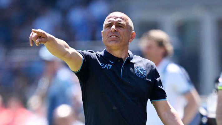 NAPLES, ITALY - APRIL 14: Francesco Calzona SSC Napoli head coach during the Serie A TIM match between SSC Napoli and Frosinone Calcio at Stadio Diego Armando Maradona on April 14, 2024 in Naples, Italy. (Photo by Francesco Pecoraro/Getty Images) (Photo by Francesco Pecoraro/Getty Images) Calzona: “Gestione sbagliatissima, l’avevo pure detto alla squadra al 45′. Sul mio futuro…” - immagine 1
