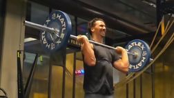 Ibrahimovic in palestra: forza ed equilibrio nel sollevamento pesi