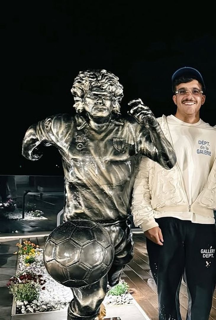 GALLERY Sorpresa per Geolier! Acquistata la statua di Maradona per la sua super villa - immagine 5