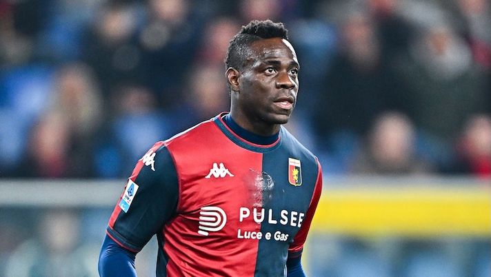 GENOA, ITALY - NOVEMBER 7: Mario Balotelli of Genoa looks on during the Serie A match between Genoa and Como at Stadio Luigi Ferraris on November 7, 2024 in Genoa, Italy. (Photo by Simone Arveda/Getty Images) Secolo XIX: “Balotelli, smaltito l’affaticamento: cosa filtra dopo la sua storia di ieri” - immagine 1