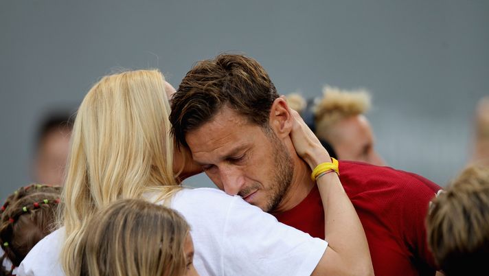 ROME, ITALY - MAY 28: Francesco Totti of AS Roma cries after his last match with his wife Ilary Blasi after the Serie A match between AS Roma and Genoa CFC at Stadio Olimpico on May 28, 2017 in Rome, Italy. (Photo by Paolo Bruno/Getty Images) totti ilary