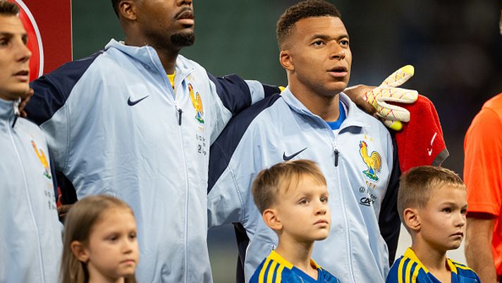 WROCLAW, POLAND - SEPTEMBER 5: Mike Maignan and Kylian Mbappe of France are seen during anthem during the FIFA World Cup 2026 qualifier match between Ukraine and France at Tarczynski Arena on September 5, 2025 in Wroclaw, Poland. (Photo by Mateusz Slodkowski/Getty Images) Maignan e Mbappé