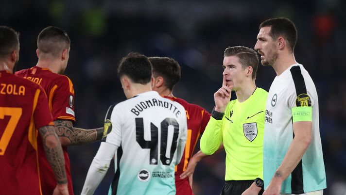 ROME, ITALY - MARCH 07: Referee Francois Letexier gestures during the UEFA Europa League 2023/24 round of 16 first leg match between AS Roma and Brighton & Hove Albion at Stadio Olimpico on March 07, 2024 in Rome, Italy. (Photo by Paolo Bruno/Getty Images) (Photo by Paolo Bruno/Getty Images) Roma-Porto, arbitra Letexier: i precedenti non sorridono ai giallorossi - immagine 1