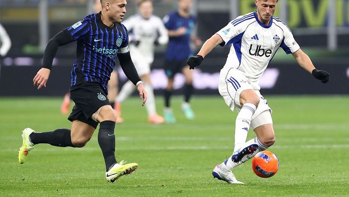 MILAN, ITALY - DECEMBER 06: Mergim Vojvoda of Como 1907 is pressured by Lautaro Martinez of FC Internazionale during the Serie A match between FC Internazionale and Como 1907 at Giuseppe Meazza Stadium on December 06, 2025 in Milan, Italy. (Photo by Marco Luzzani/Getty Images) Como-Inter, dove vedere la semifinale d’andata di Coppa Italia in tv e streaming LIVE - immagine 1