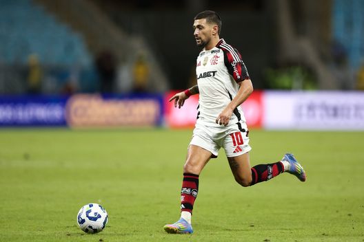 Giorgian de Arrascaeta in azione contro il Gremio. (Foto di Pedro H. Tesch/Getty Images) Fuoco sudamericano al Mondiale: nessuna sconfitta, solo prove di forza- immagine 3
