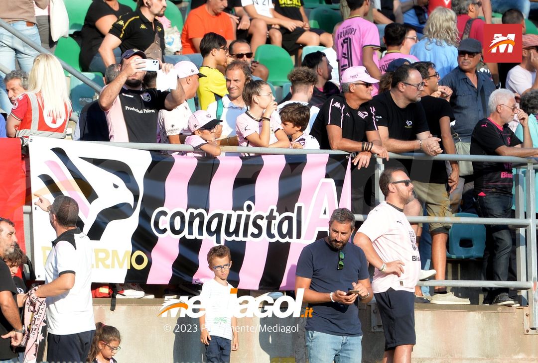 FOTOTIFO Palermo-Feralpisalò 3-0, gli scatti ai tifosi al “Renzo Barbera” (GALLERY) - immagine 42