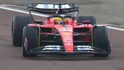 Hamilton fa impazzire i tifosi della Ferrari e presenta il suo nuovo casco giallo