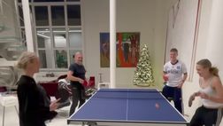 VIDEO – Gaffe social di Gudmundsson. Gioca a ping-pong con la maglia del Napoli