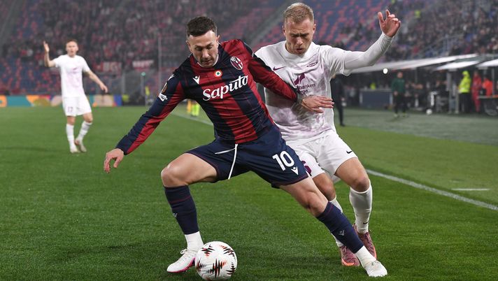 BOLOGNA, ITALY - FEBRUARY 26: Federico Bernardeschi of Bologna is challenged by Jon Dagur Thorsteinsson of SK Brann during the UEFA Europa League 2025/26 Knockout Play-off Second Leg match between Bologna FC 1909 and SK Brann at Stadio Renato Dall'Ara on February 26, 2026 in Bologna, Italy. (Photo by Alessandro Sabattini/Getty Images) Bologna-Brann, le pagelle di Tmw- immagine 1