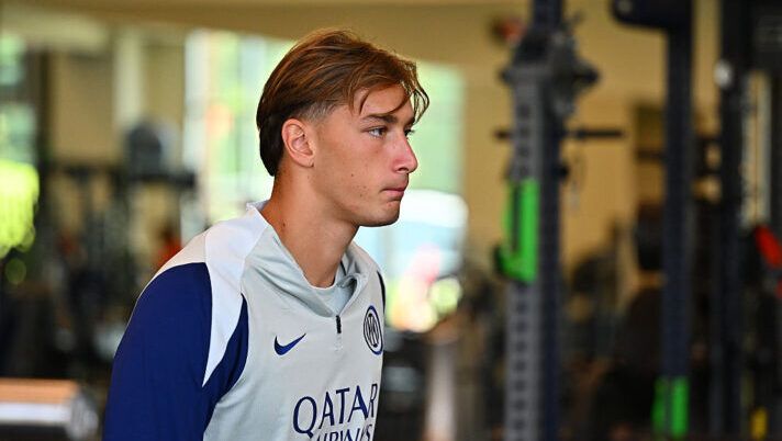 SEATTLE, WASHINGTON - JUNE 24: Francesco Pio Esposito of FC Internazionale during the Training session ahead of their FIFA Club World Cup 2025 Group E match between Inter Milan and River Plate at Virginia Mason Athletic Center on June 24, 2025 in Seattle, Washington. (Photo by Mattia Ozbot - Inter/Inter via Getty Images) Allarme Inter: Pio Esposito si ferma ed è a rischio per il Fluminense! Thuram e Frattesi… - immagine 1