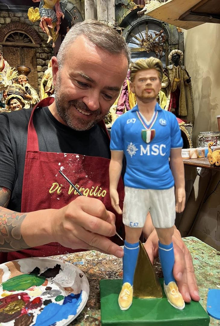 È già De Bruyne mania, arriva la statuina a San Gregorio Armeno – LA FOTOGALLERY - immagine 2