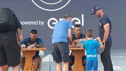 Politano e Juan Jesus firmano gli autografi dopo l’allenamento