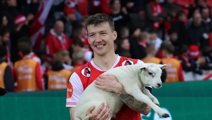 norvegia-giocatore-del-bryne-premiato-a-fine-gara-con-un-agnello