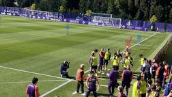 VIDEO VN – La Fiorentina entra in campo tra gli applausi del pubblico
