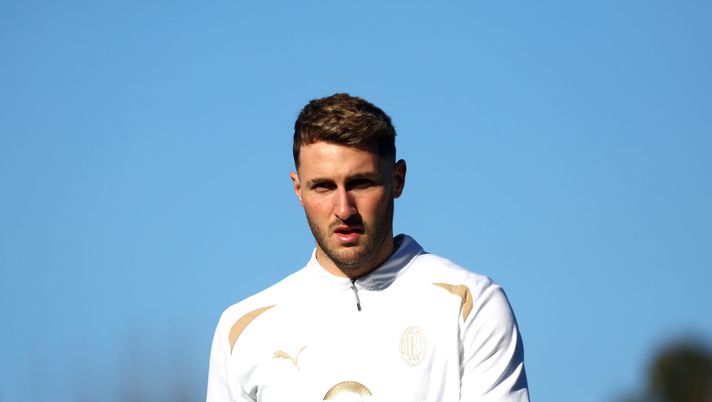 CAIRATE, ITALY - FEBRUARY 03: Santiago Gimenez of AC Milan looks on during an AC Milan Training Session at Milanello on February 03, 2025 in Cairate, Italy. (Photo by Giuseppe Cottini/AC Milan via Getty Images) Gimenez: “Milan su misura per me, c’è fame di vittoria e io ho questa voglia” - immagine 1
