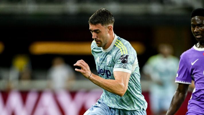 WASHINGTON, DC - JUNE 18: Dusan Vlahovic of Juventus plays the ball forward during the FIFA Club World Cup 2025 group G match between Al Ain FC and Juventus FC at Audi Field on June 18, 2025 in Washington, United States. (Photo by Daniele Badolato - Juventus FC/Juventus FC via Getty Images) Moretto – Vlahovic, la Juve cerca una via di uscita e pensa anche a una mossa “alla Osimhen” - immagine 1
