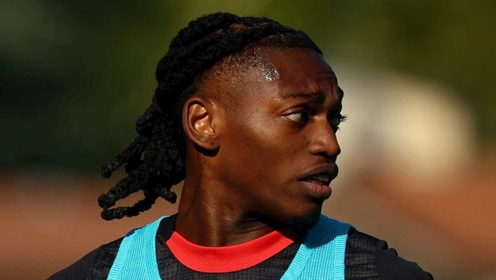 Juventus-Milan, poche chance che giochi Leao titolare. Intanto però si è rifatto l'acconciatura