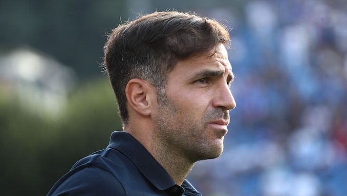 COMO, ITALY - AUGUST 16: Como 1907 coach Cesc Fabregas looks on during the Coppa Italia match between Como 1907 and FC Sudtirol at Stadio G. Sinigaglia on August 16, 2025 in Como, Italy. (Photo by Marco Luzzani/Getty Images) Fabregas: “Stop Diao, ha fatto gli esami: come stanno lui, Kuhn e Addai! Paz, Baturina e Morata…” - immagine 1