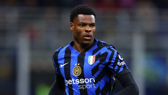 MILAN, ITALY - OCTOBER 05: Denzel Dumfries of FC Internazionale in action during the Serie A match between FC Internazionale and Torino at Stadio Giuseppe Meazza on October 05, 2024 in Milan, Italy. (Photo by Francesco Scaccianoce - Inter/Inter via Getty Images) Niente dubbi su Dumfries nonostante l’infortunio: come gestirlo al fantacalcio - immagine 1
