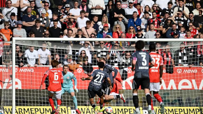 MAINZ, GERMANY - MARCH 22: Nathaniel Brown of Eintracht Frankfurt scores his team's first goal during the Bundesliga match between 1. FSV Mainz 05 and Eintracht Frankfurt at MEWA Arena on March 22, 2026 in Mainz, Germany. (Photo by Christian Kaspar-Bartke/Getty Images) Eintracht-Colonia: probabili formazioni e streaming gratis - immagine 1