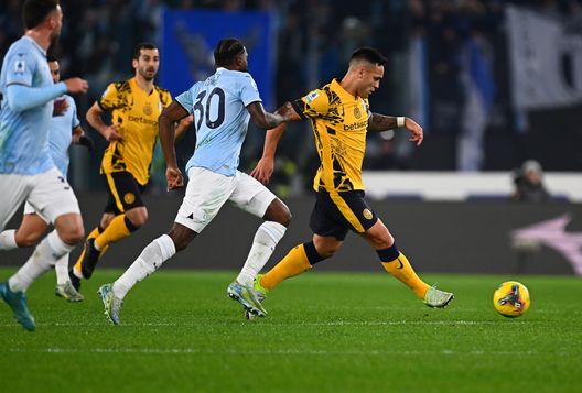 Lautaro Martinez lotta per il pallone con Nuno Tavares durante la partita di Serie A tra SS Lazio e FC Internazionale allo Stadio Olimpico il 16 dicembre 2024 a Roma, Italia. (Foto di Mattia Ozbot - Inter/Inter tramite Getty Images) Il peso della partita tra Inter e Lazio: le volte in cui è stata decisiva per la Serie A- immagine 2