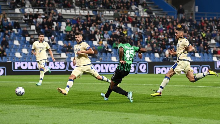 REGGIO NELL'EMILIA, ITALY - OCTOBER 24: Armand Lauriente of US Sassuolo scores their side's first goal during the Serie A match between US Sassuolo and Hellas Verona at Mapei Stadium - Citta' del Tricolore on October 24, 2022 in Reggio nell'Emilia, Italy. (Photo by Alessandro Sabattini/Getty Images) Il Sassuolo ha cambiato marcia: meglio solo Napoli, Lazio e Juve nel 2023 - immagine 1