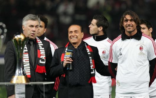 L'allenatore del Milan Carlo Ancelotti, il presidente del Milan Silvio Berlusconi e Paolo Maldini durante una cerimonia prima della partita di Serie A tra Milan e Napoli a San Siro, il 13 gennaio 2008 a Milano Silvio Berlusconi, gli anni d’oro del Milan e la Serie A col Monza- immagine 5