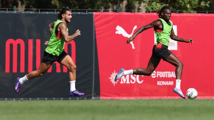 CAIRATE, ITALY - AUGUST 21: Rafael Leao and Theo Hernandez of AC Milan in action during a AC Milan training session at Milanello on August 21, 2024 in Cairate, Italy. (Photo by Claudio Villa/AC Milan via Getty Images) Milan, martedì a San Siro arriva il Napoli! Il report dell’allenamento odierno - immagine 1