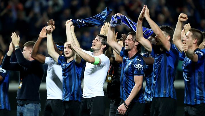 BERGAMO, ITALY - MAY 09: Marten de Roon of Atalanta BC celebrates with the fans alongside teammates after the team's victory and reaching the UEFA Europa League Final following the UEFA Europa League 2023/24 Semi-Final second leg match between Atalanta BC and Olympique de Marseille at Stadio Atleti Azzurri d'Italia on May 09, 2024 in Bergamo, Italy. (Photo by Marco Luzzani/Getty Images) Atalanta-Roma vale un posto in Champions League - immagine 1