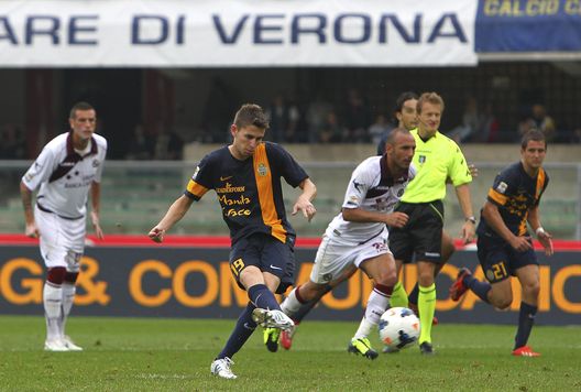 VERONA, ITALIA - 29 SETTEMBRE: Jorge Luiz Filho Frello Jorginho of Hellas Verona FC segna il suo gol dal dischetto durante la Serie A match tra Hellas Verona FC e AS Livorno Calcio allo Stadio Marc'Antonio Bentegodi il 29 settembre 2013 a Verona, Italia. (Foto di Marco Luzzani/Getty Images) La temporalità di Jorginho non è mai stata la nostra- immagine 2