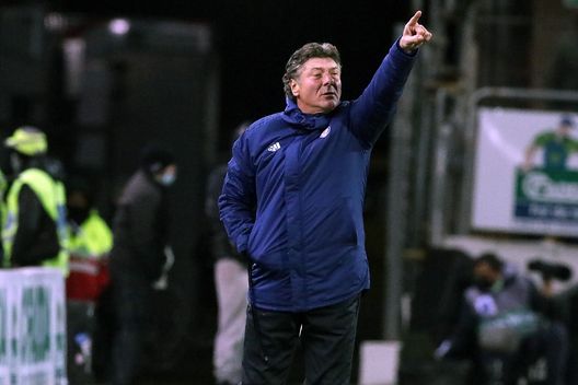 CAGLIARI, ITALY - DECEMBER 06: Walter Mazzarri coach of Cagliari reacts during the Serie A match between Cagliari Calcio and Torino FC at Sardegna Arena on December 06, 2021 in Cagliari, Italy. (Photo by Enrico Locci/Getty Images)