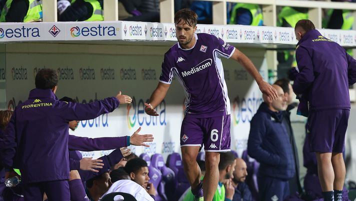 FLORENCE, ITALY - OCTOBER 26: Luca Ranieri of ACF Fiorentina reacts during the Serie A match between ACF Fiorentina and Bologna FC 1909 at Artemio Franchi on October 26, 2025 in Florence, Italy. (Photo by Gabriele Maltinti/Getty Images) La rabbia di Ranieri, Nazione: “Dal gol sbagliato a quel gesto in panchina” - immagine 1