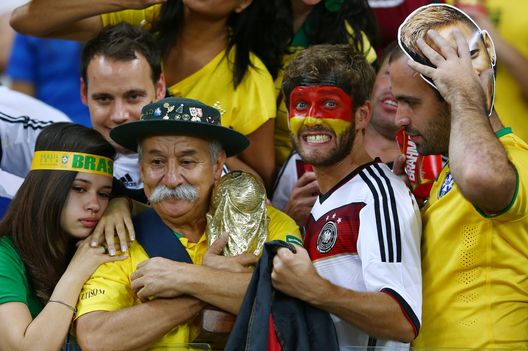 BELO HORIZONTE, BRASILE - 8 LUGLIO: Un tifoso tedesco circondato dai tifosi brasiliani abbattuti dopo la vittoria della Germania per 7-1 durante la semifinale della Coppa del Mondo FIFA 2014 tra Brasile e Germania allo Stadio Mineirao, l'8 luglio 2014 a Belo Horizonte, Brasile. (Foto di Michael Steele/Getty Images) Il Brasile dei fenomeni e quello di oggi: cosa resta della nazionale verdeoro- immagine 5
