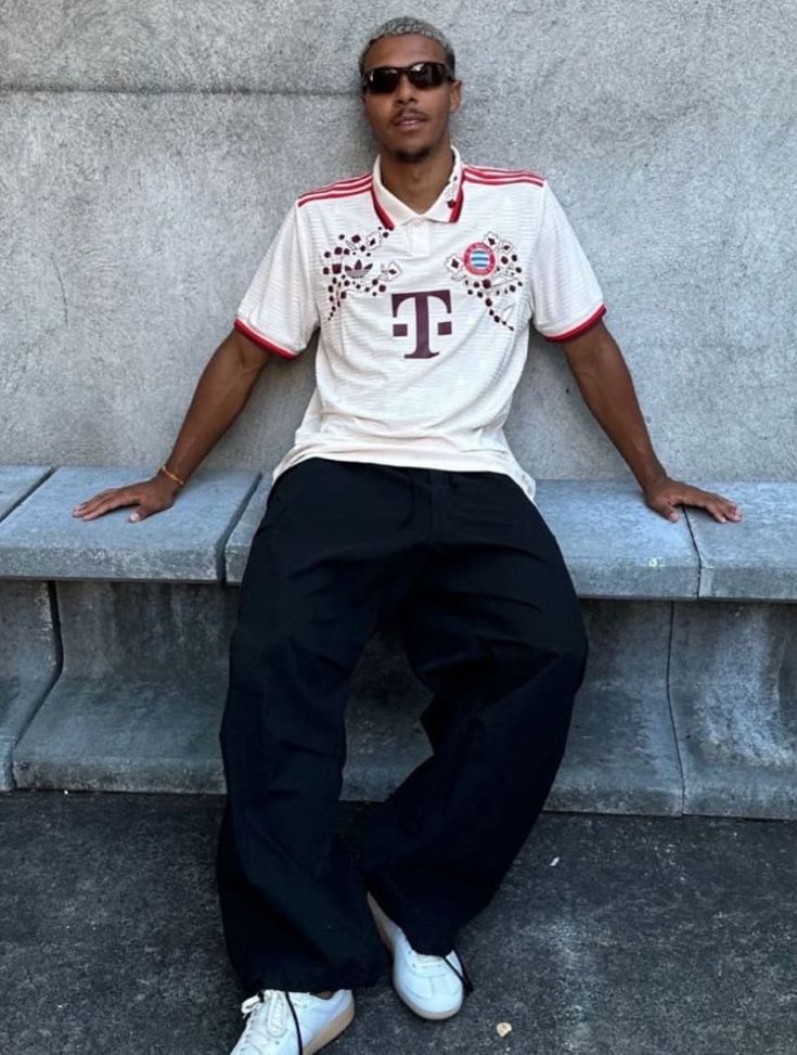 Norimberga, un giocatore posta foto in maglia Bayern e viene aggredito