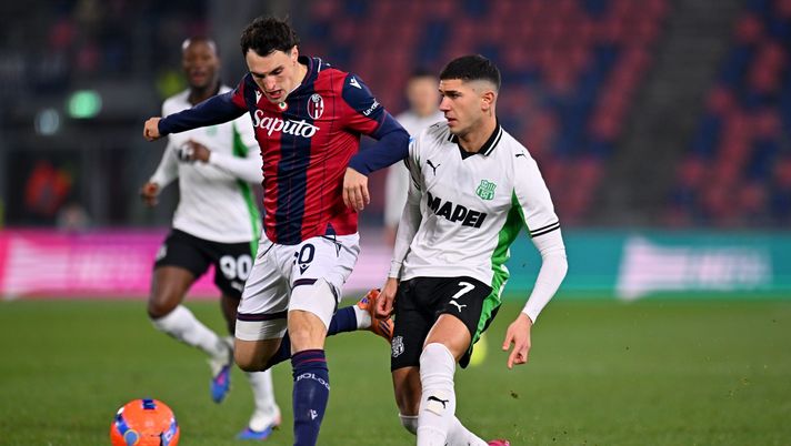 BOLOGNA, ITALY - DECEMBER 28: Nadir Zortea of Bologna FC competes for the ball with Cristian Volpato of US Sassuolo during the Serie A match between Bologna FC 1909 and US Sassuolo Calcio at Renato Dall'Ara Stadium on December 28, 2025 in Bologna, Italy. (Photo by Alessandro Sabattini/Getty Images) Zortea: “A sinistra ho già giocato, è un ruolo che posso fare” - immagine 1