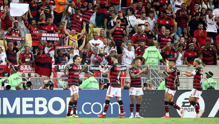 Coppa Brasile, scontri fra tifoserie e bombe carta in campo: ferito un fotografo - immagine 1