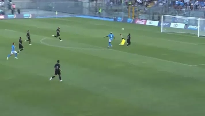 VIDEO Napoli-Hatayspor 2-0, Kvara inventa ed Osimhen raddoppia con uno scavetto - immagine 1