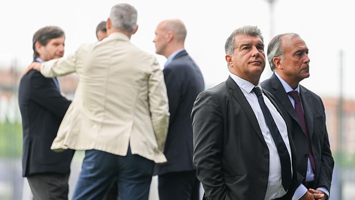 SANT JOAN DESPI, SPAIN - JULY 06: FC Barcelona President Joan Laporta and FC Barcelona Vice-President Rafael Yuste (R) look on prior to FC Barcelona new signing player Franck Kessie unveiling at Ciutat Esportiva Joan Gamper on July 06, 2022 in Sant Joan Despi, Spain. (Photo by David Ramos/Getty Images) Barcellona, Rafael Yuste sul tesseramento dei nuovi acquisti: “Stiamo delineando nuove entrate” - immagine 1