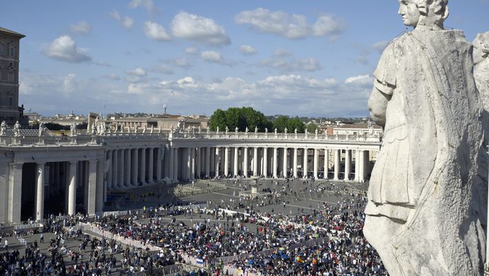 VATICAN CITY, VATICAN - MAY 8: Large crowds gather on St Peter's Square as they wait for smoke to signify if a new pope has been elected at the conclave on May 8, 2025 in Vatican City, Vatican. Cardinals of the Catholic Church have descended on Vatican City to commence the papal conclave, the secretive voting process held in the Sistine Chapel that requires a two-thirds majority to elect the new leader of the Catholic Church. The election follows the death of Pope Francis on April 21 at the age of 88. (Photo by Antonio Masiello/Getty Images) Fumata bianca, Prevost eletto come nuovo Papa: si chiamerà Leone XIV - immagine 1