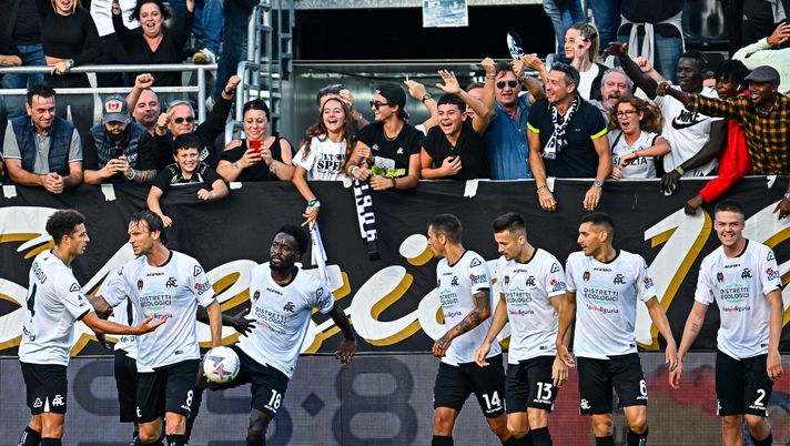 LA SPEZIA, ITALY - OCTOBER 30: M'Bala Nzola of Spezia (4th from L) celebrates with his team-mates after scoring a goal during the Serie A match between Spezia Calcio and ACF Fiorentina at Stadio Alberto Picco on October 30, 2022 in La Spezia, Italy. (Photo by Simone Arveda/Getty Images)  Spezia