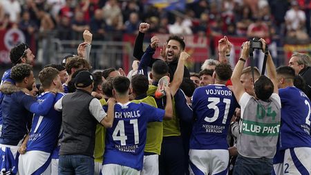 Giocatori del Como esultano dopo la partita contro il Genoa. (Foto di Pier Marco Tacca/Getty Images) como
