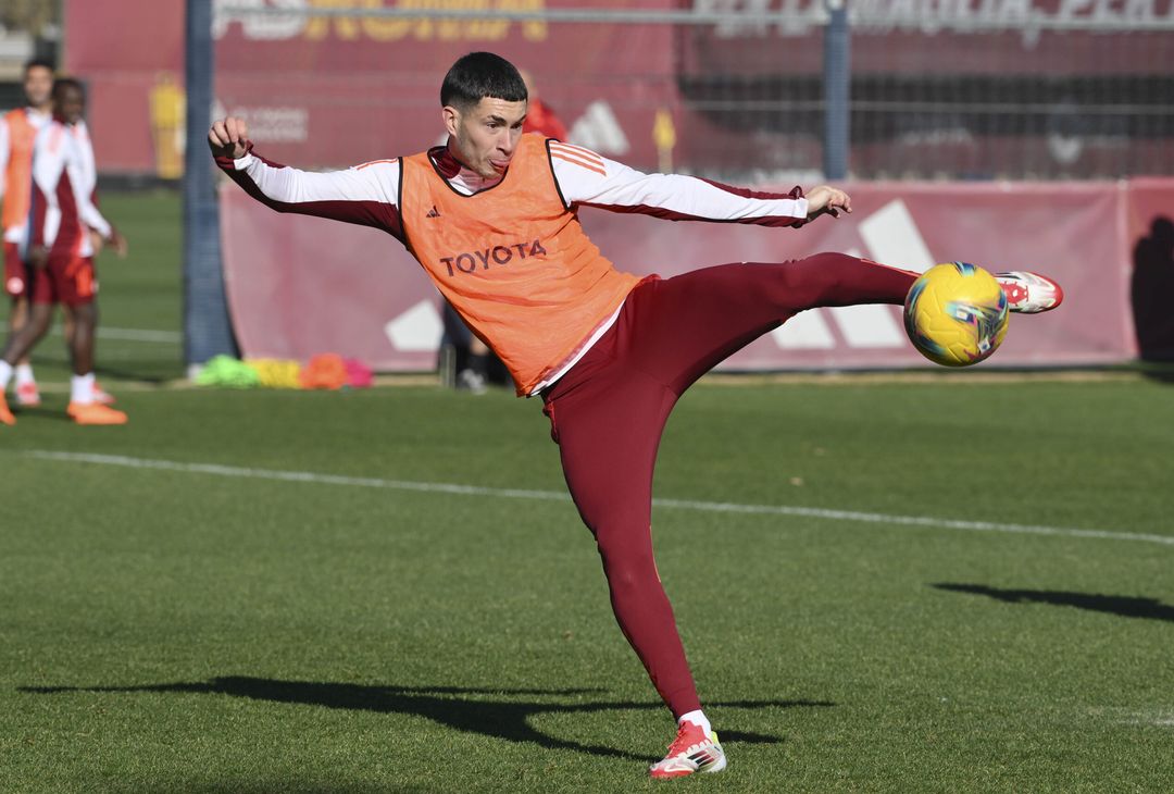 Roma in campo per preparare la sfida con il Genoa – FOTOGALLERY - immagine 16