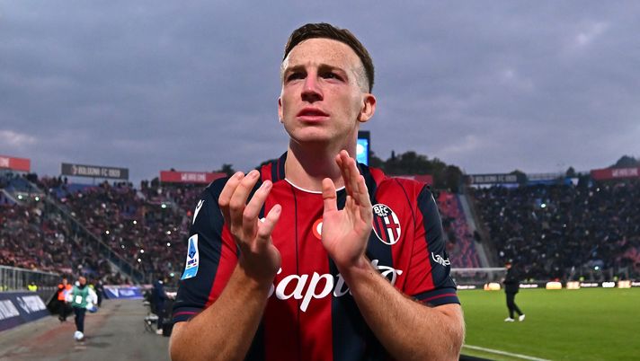BOLOGNA, ITALY - NOVEMBER 09: Lewis Ferguson of Bologna FC 1909 applauds fans after the Serie A match between Bologna FC 1909 and SSC Napoli at Renato Dall'Ara Stadium on November 09, 2025 in Bologna, Italy. (Photo by Alessandro Sabattini/Getty Images) Rocchi a Open Var: “Hojlund era rosso, Ferguson da giallo” - immagine 1