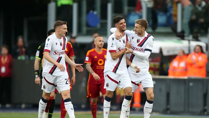 ROME, ITALY - APRIL 22: Oussama El Azzouzi of Bologna FC celebrates scoring his team's first goal with teammate Stefan Posch during the Serie A TIM match between AS Roma and Bologna FC at Stadio Olimpico on April 22, 2024 in Rome, Italy. (Photo by Paolo Bruno/Getty Images) Roma-Bologna, El Azzouzi segna ed esulta sotto la Curva Sud: scoppia una rissa - immagine 1