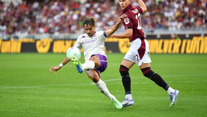 TURIN, ITALY - AUGUST 31: Luca Ranieri of Fiorentina being followed by Cesare Casadei of Torino during the Serie A match between Torino FC and ACF Fiorentina at Stadio Olimpico di Torino on August 31, 2025 in Turin, Italy. (Photo by Valerio Pennicino/Getty Images) Torino-Fiorentina 0-0, De Gea e Ranieri: “Importante non perdere se non vinci” - immagine 1